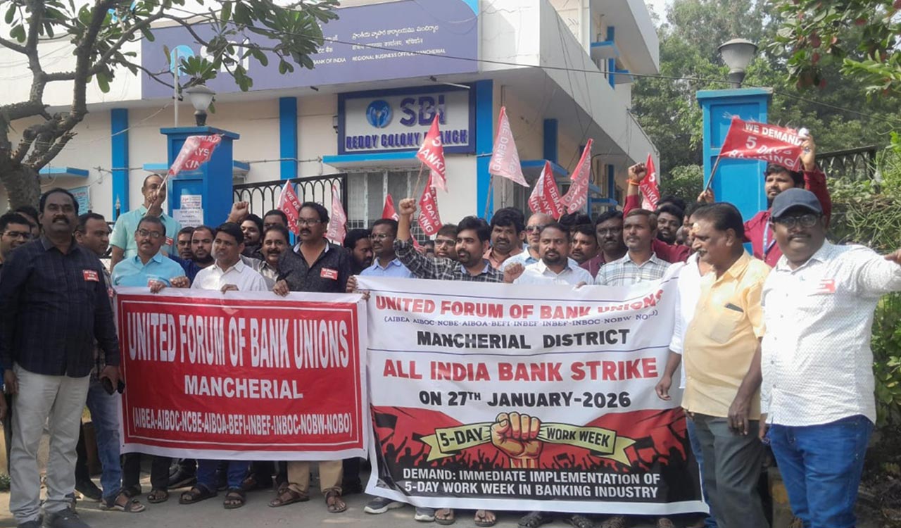Bank employees in Mancherial protest for five-day work week