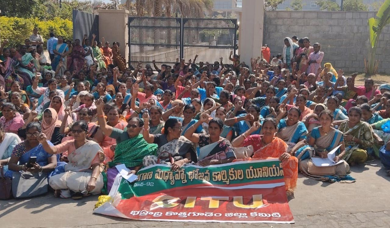 Kothagudem: Mid-day meal workers demand Cong Govt to clear salaries and bills overdue for eight months