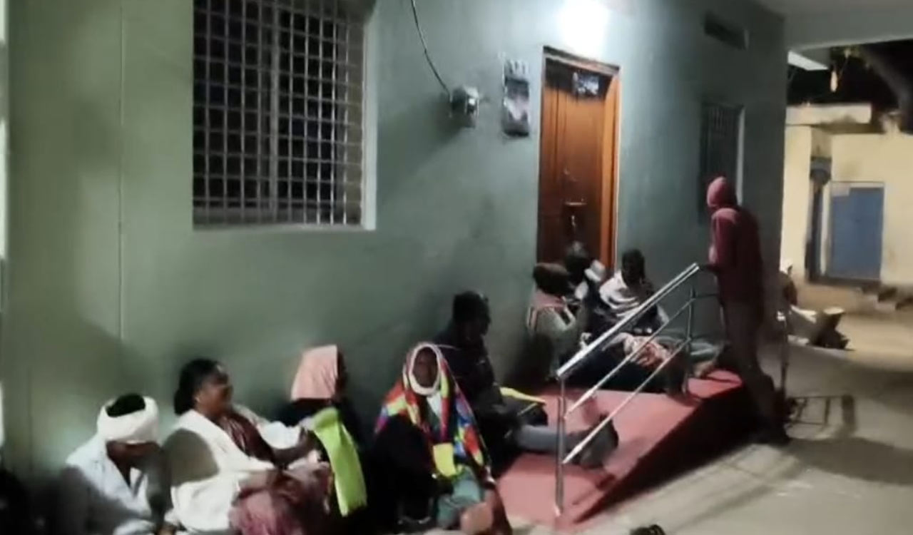 Nagarkurnool: Urea shortage troubles farmers again in Bijnapally