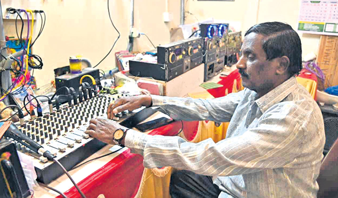 Exhibition radio keeps numaish buzzing with golden-era Bollywood hits
