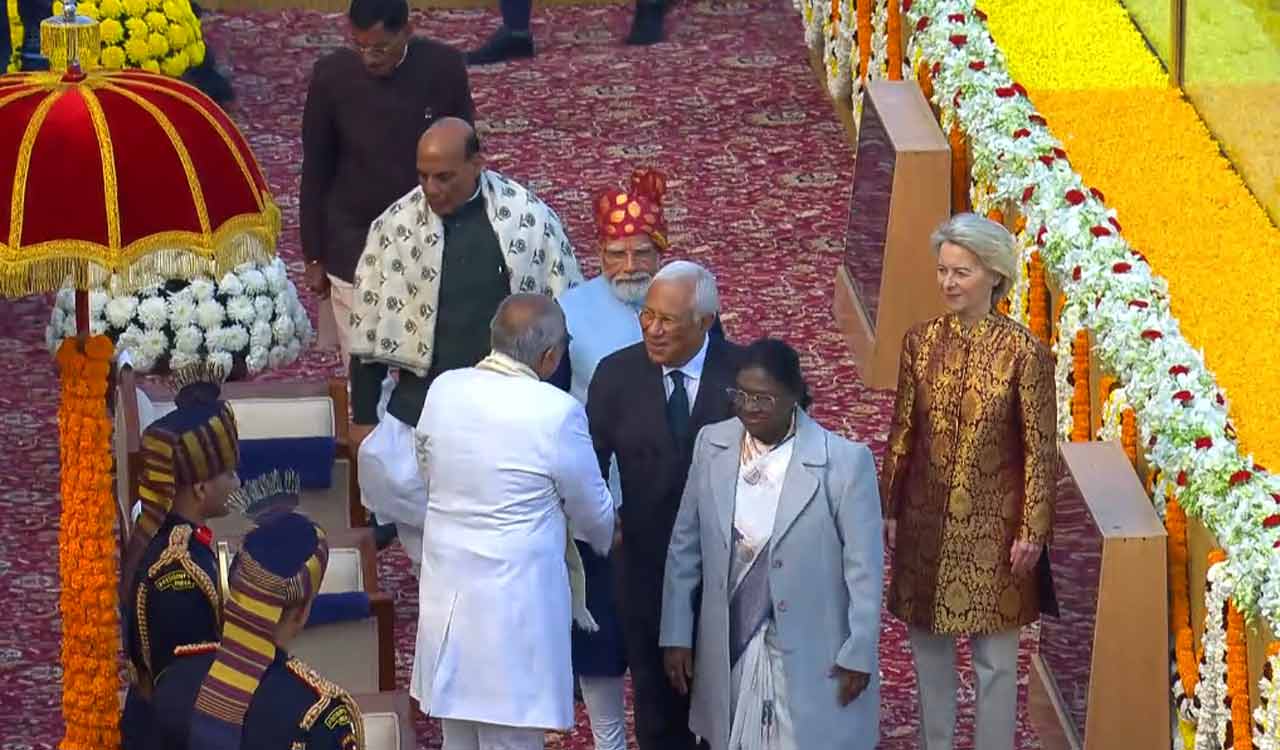 President Murmu, Chief Guests arrive in traditional buggy as Republic Day Parade showcases military might