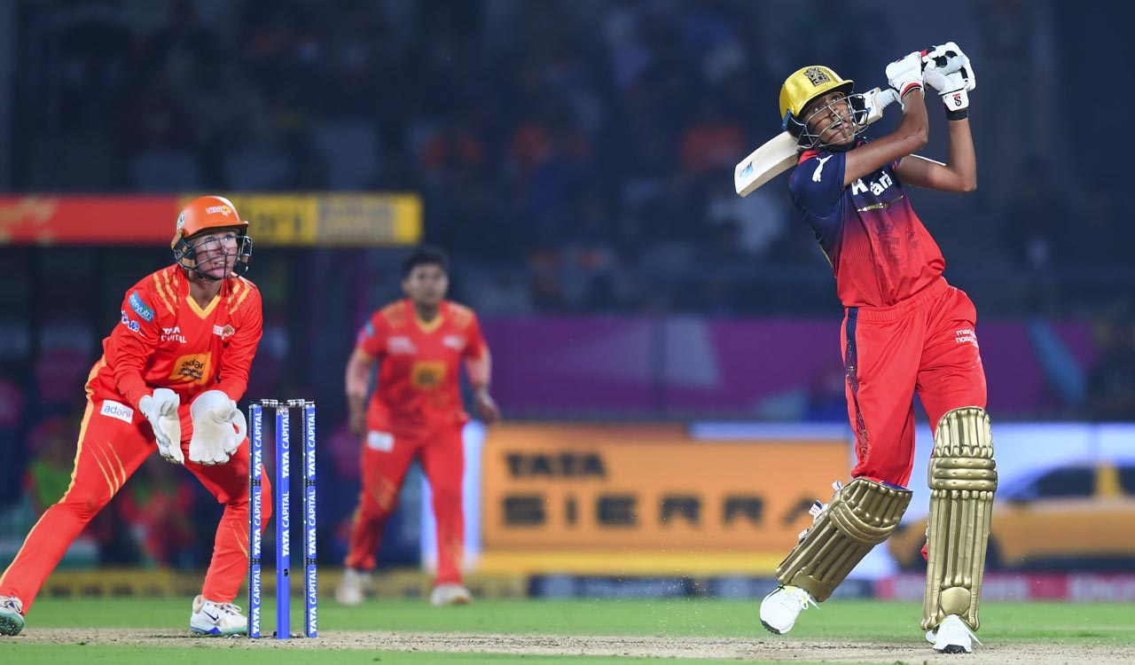 Satghare stars as RCB beat Gujarat Giants to enter playoffs