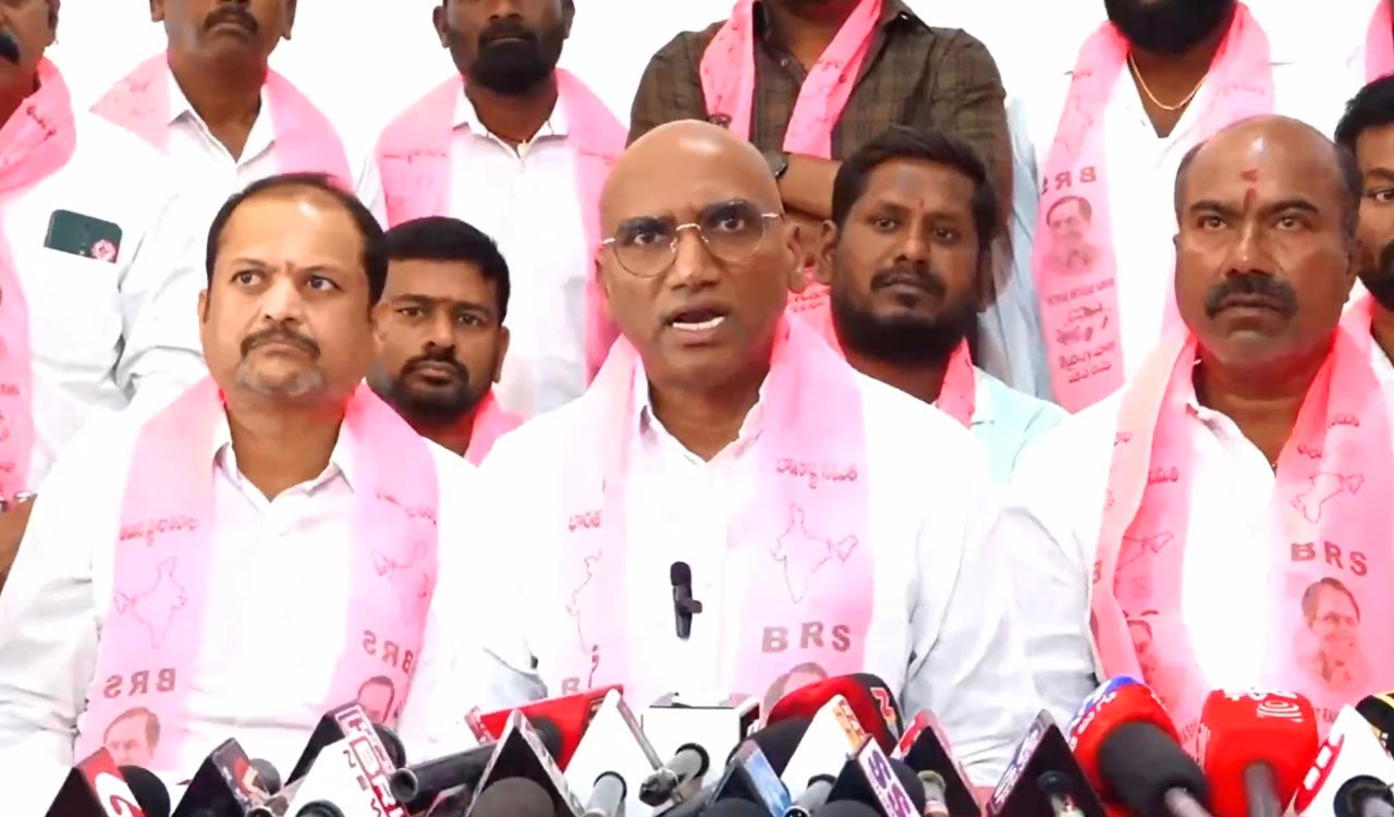 RS Praveen Kumar calls out SIT for double standards in notices to KCR