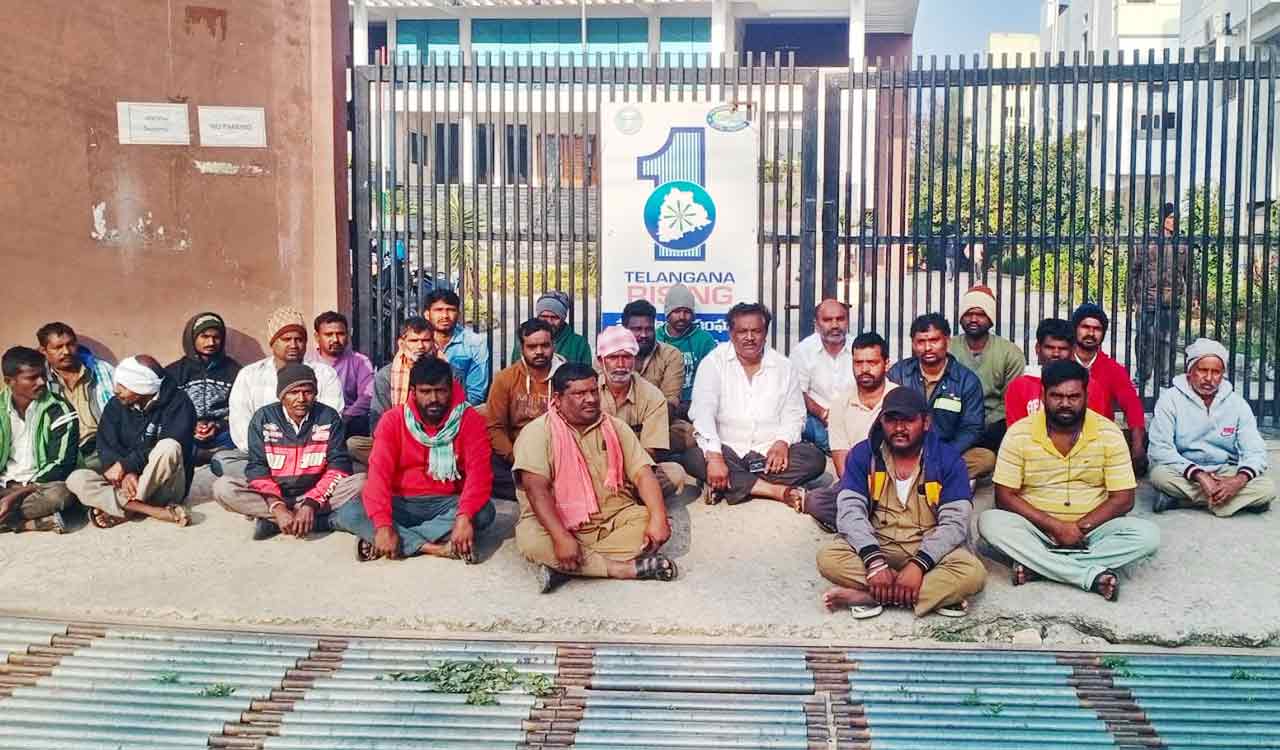 Telangana: Gajwel municipal workers protest over unpaid salaries