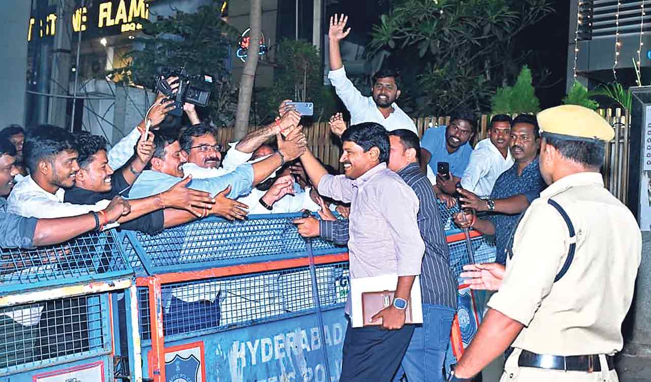 Video: SIT continues pattern, questions Santosh Kumar for over seven hours