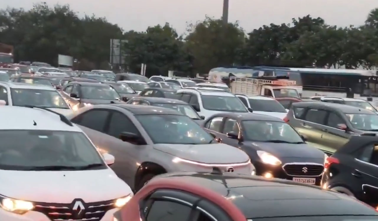 Komatireddy orders free passage at toll gates amid Sankranti rush