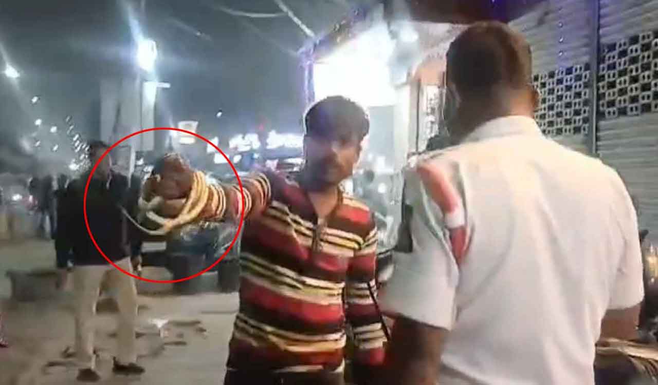 Man threatens traffic cop with dead snake in Chandrayangutta after drunk driving arrest
