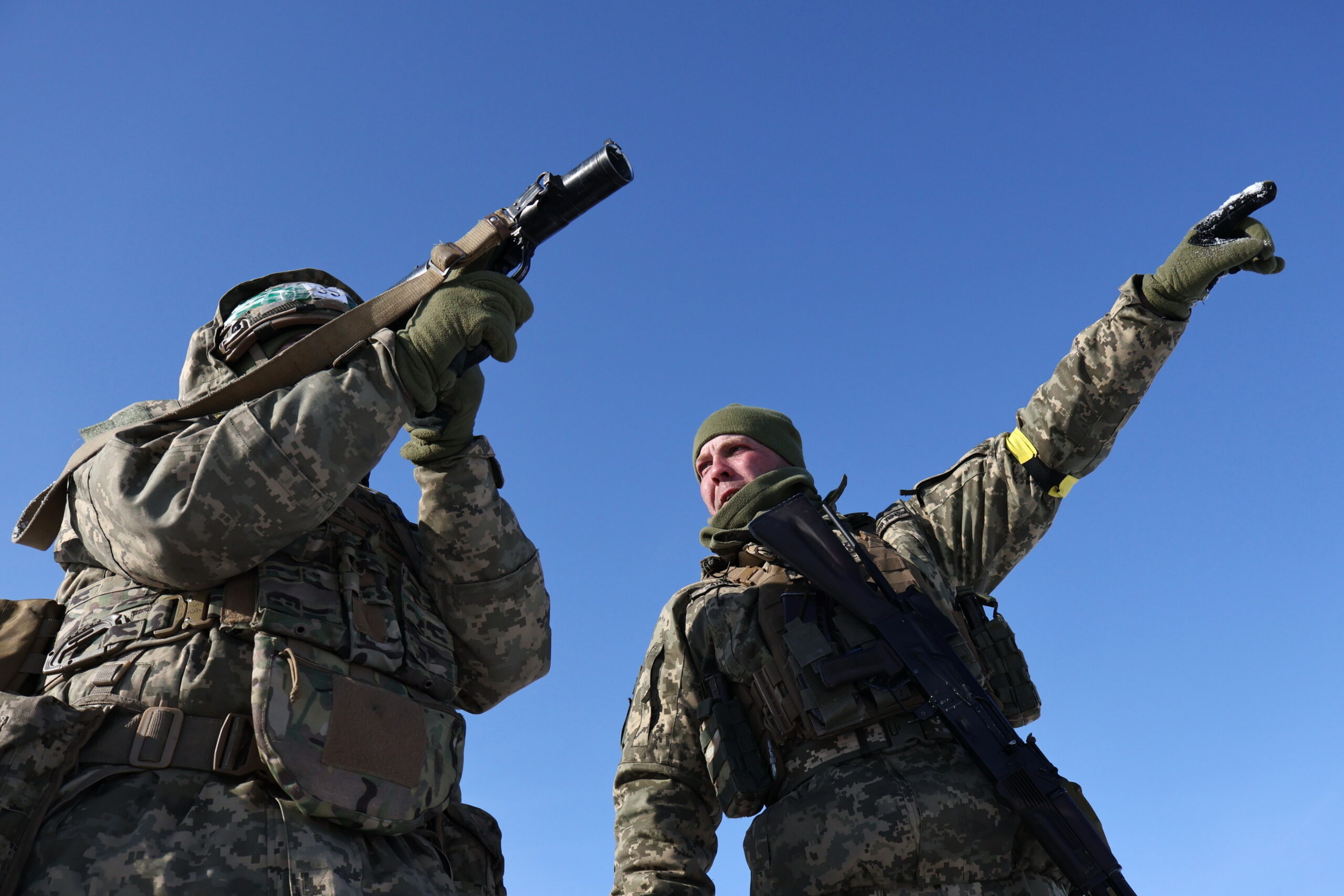 Russia offers cash bonuses, frees prisoners and lures foreigners to replenish its troops in Ukraine