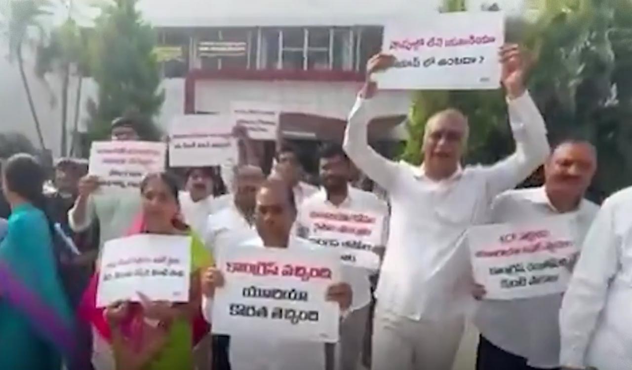BRS MLAs stage protests on Assembly premises on urea shortage