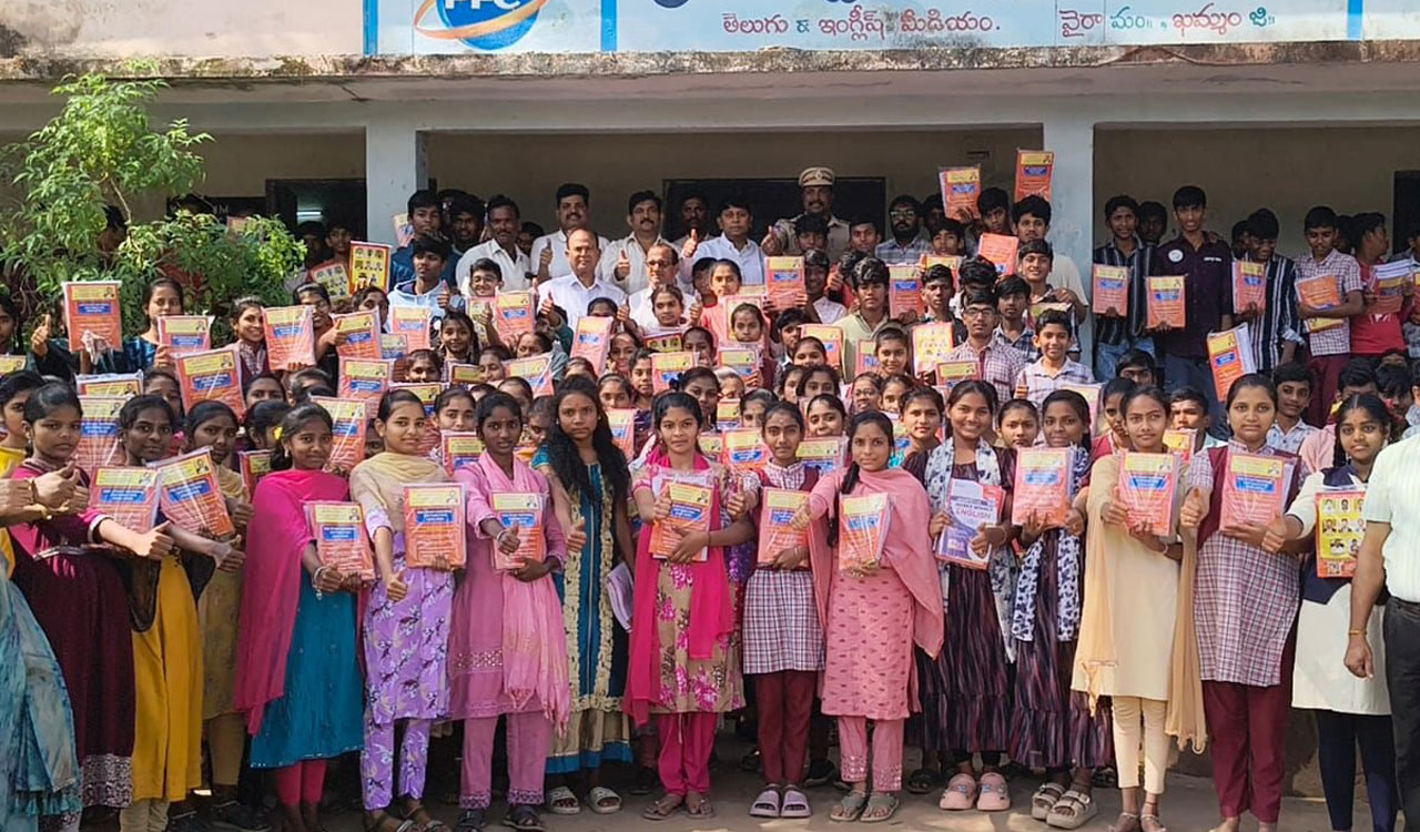 Wyra Lions Club, police distribute study material to Govt. school students