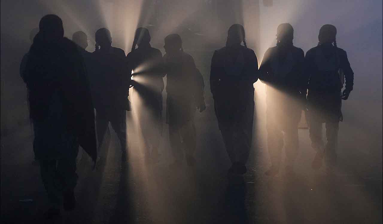 Delhi’s air quality continues to remain ‘very poor’ amid biting cold