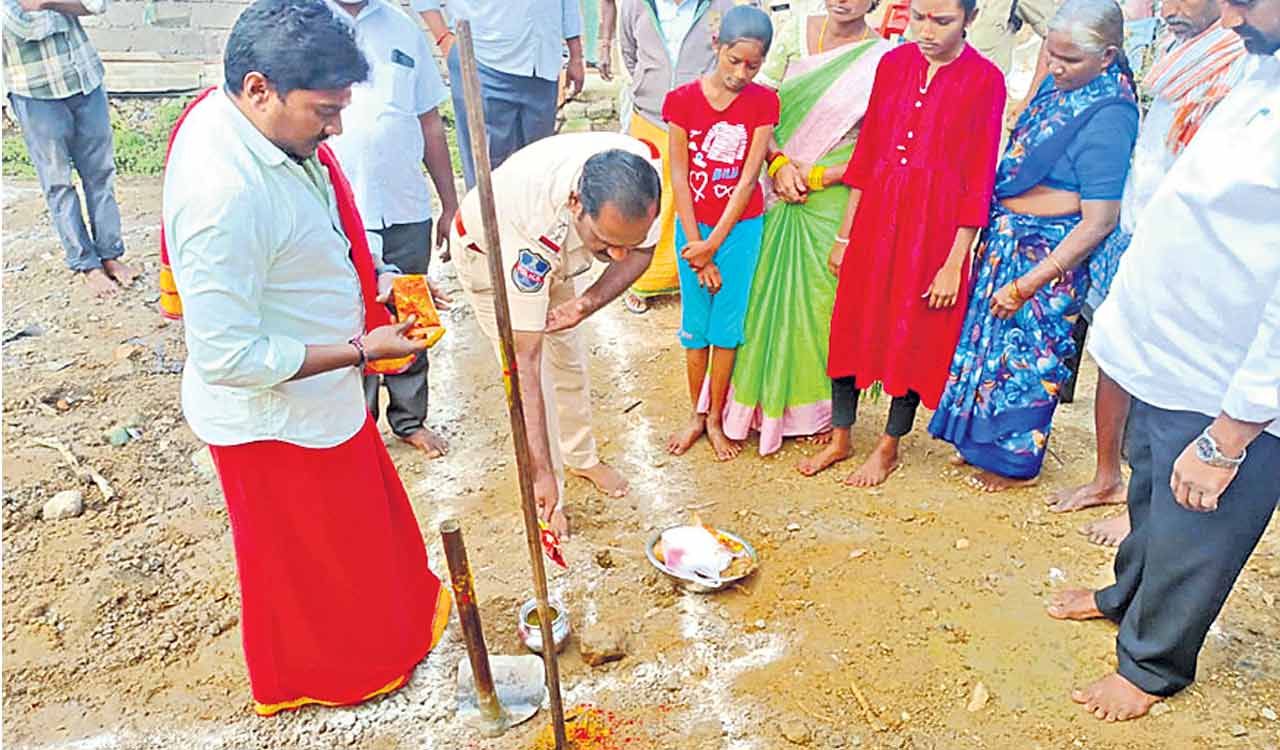 Good Samaritan cop in Warangal builds house for orphaned siblings