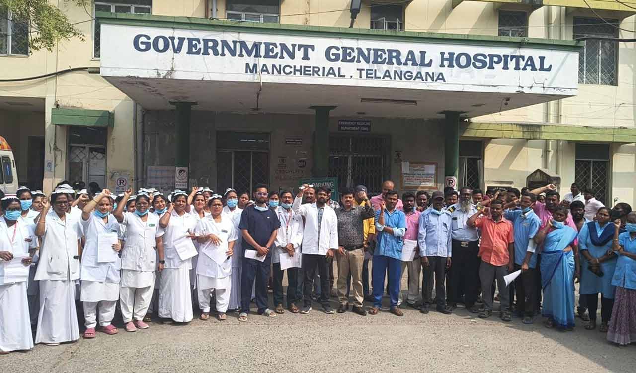 Doctors protest against assault on security at Govt hospital in Mancherial