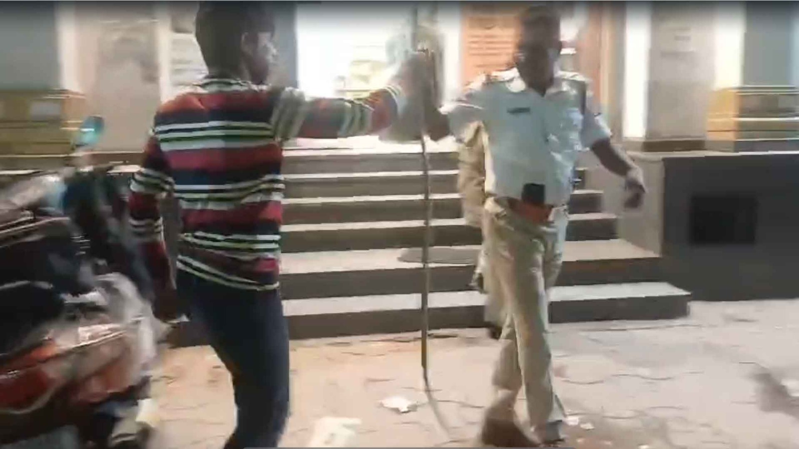 Drunk driver threatens Hyderabad traffic police with snake at Chandrayangutta