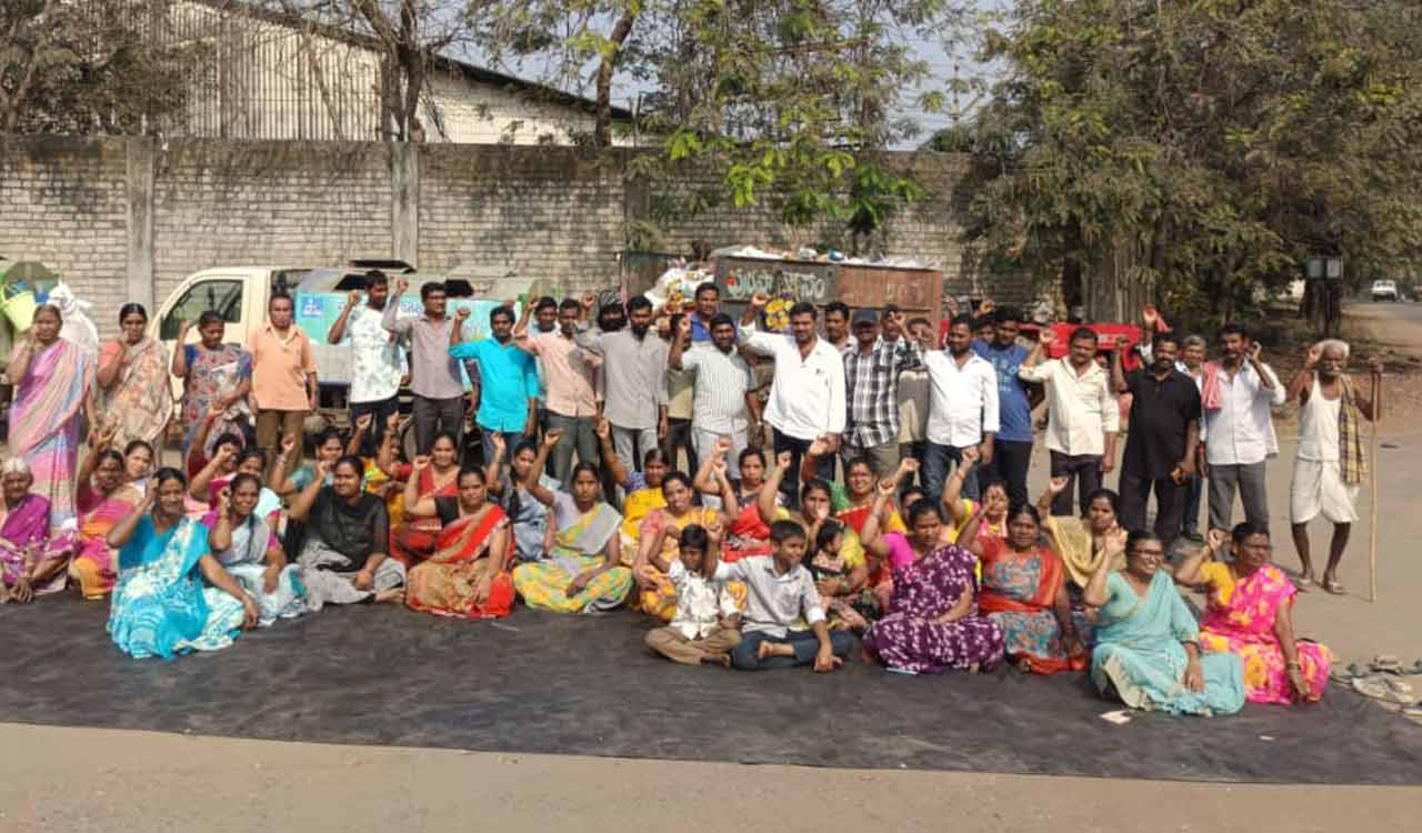 Yerragunta residents block garbage vehicles over dumping yard issue