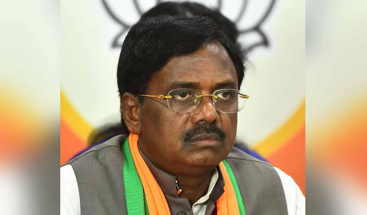 Minister Vivek confronted by families, dissent leaders in Mancherial