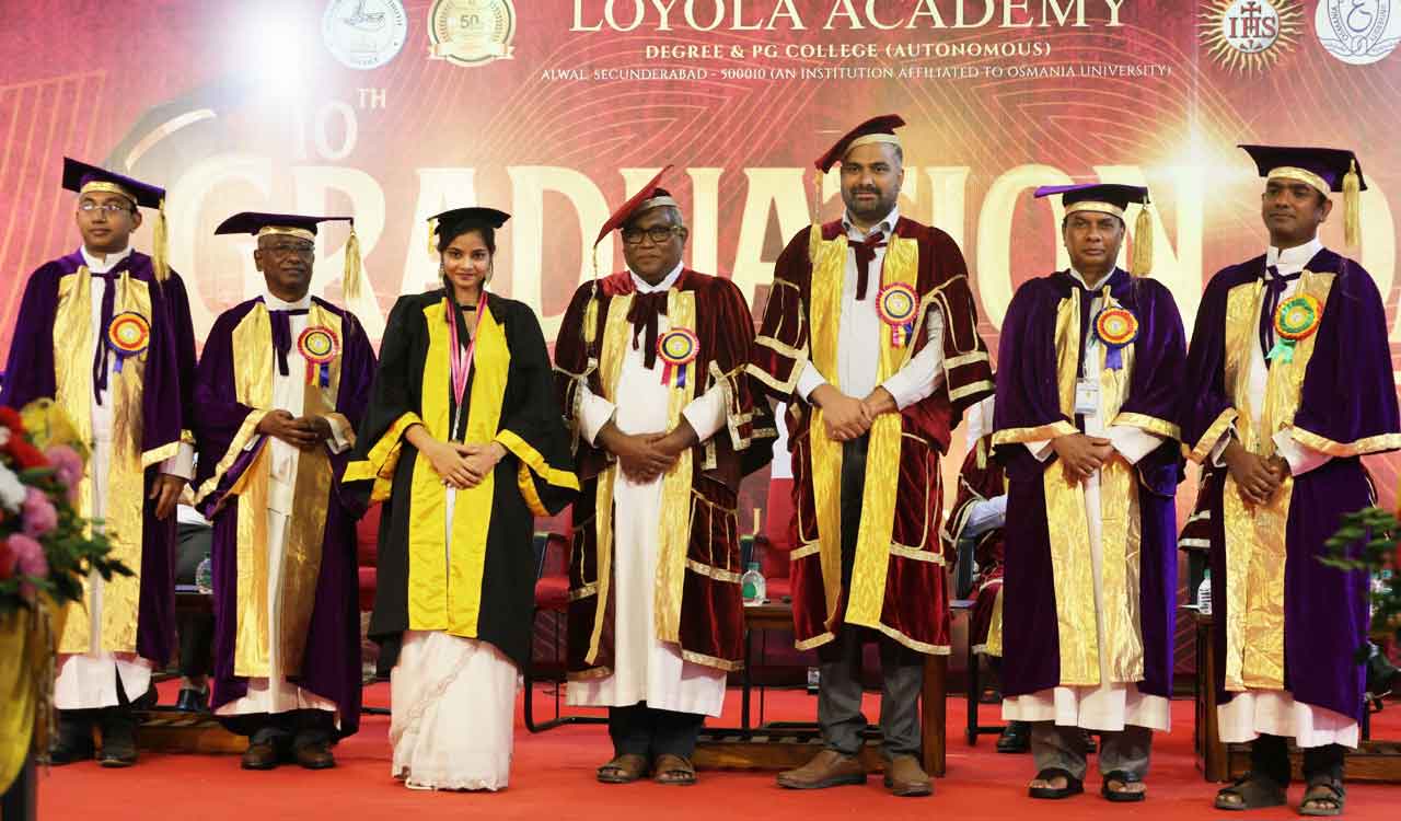 Loyola Academy holds 10th Graduation Day