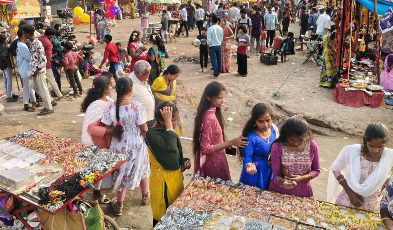 Devotees in hordes continue to swarm mini altars of Sammakka-Saralamma deities
