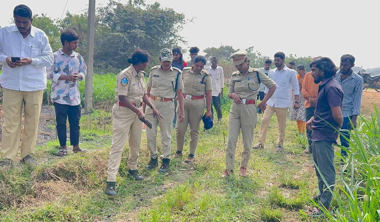 Tiger moves around villages of Turkapally mandal, residents in fear