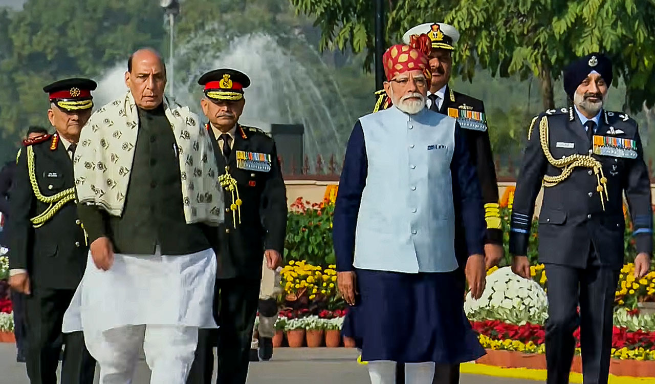  PM Modi pays tributes at National War Memorial on Republic Day 