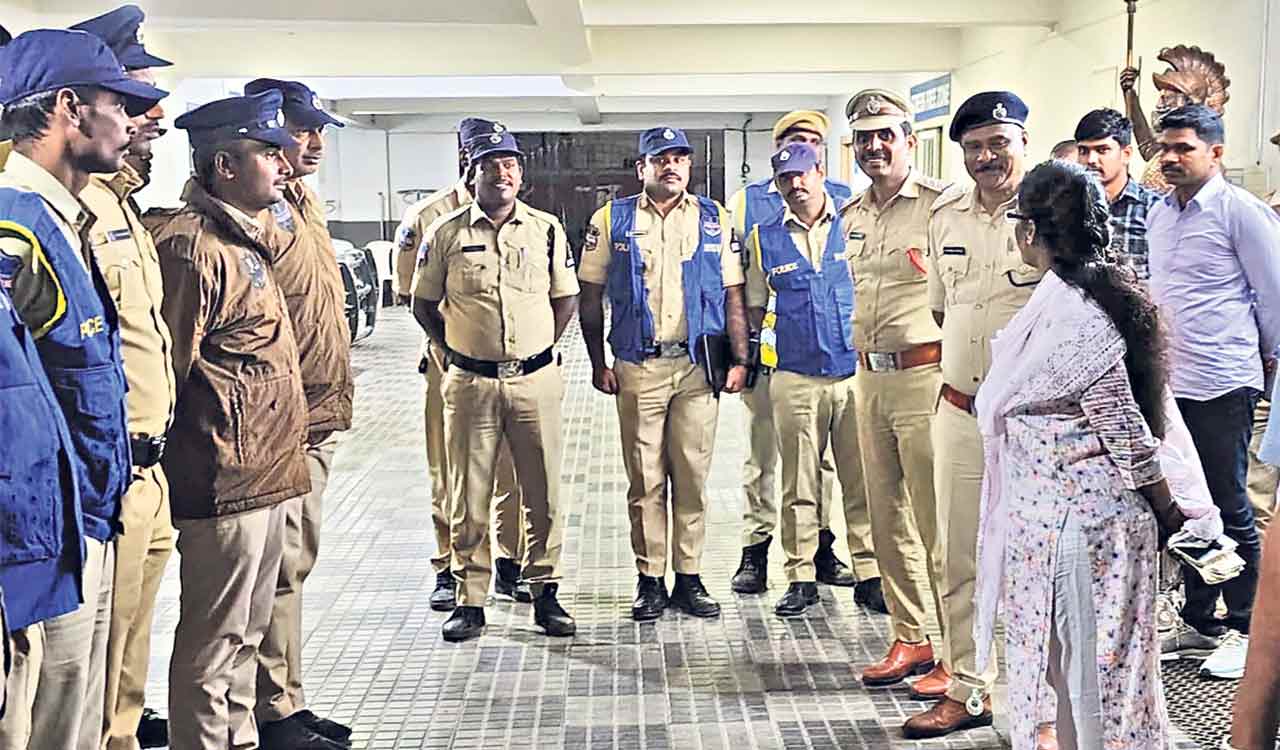 In surprise move, DCP inspects Punjagutta police station as common citizen