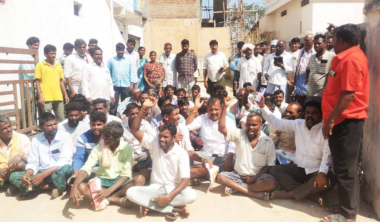 Farmers across Telangana protest urea shortage, demand scrapping of app