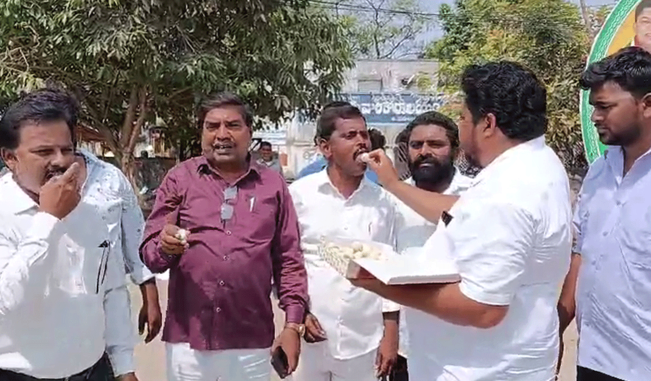 Collector’s transfer celebrated by tribal activists, BC associations in Mahabubabad