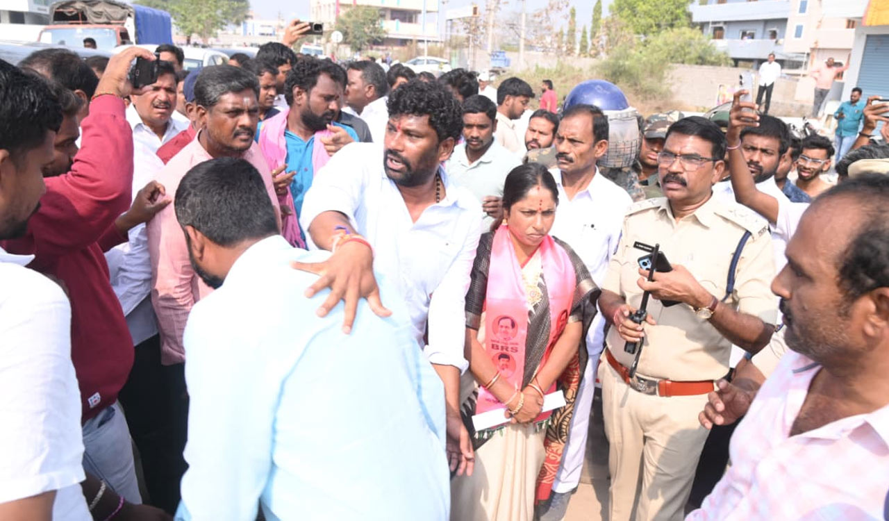 Telangana police have become puppets of the Congress, says Balka Suman