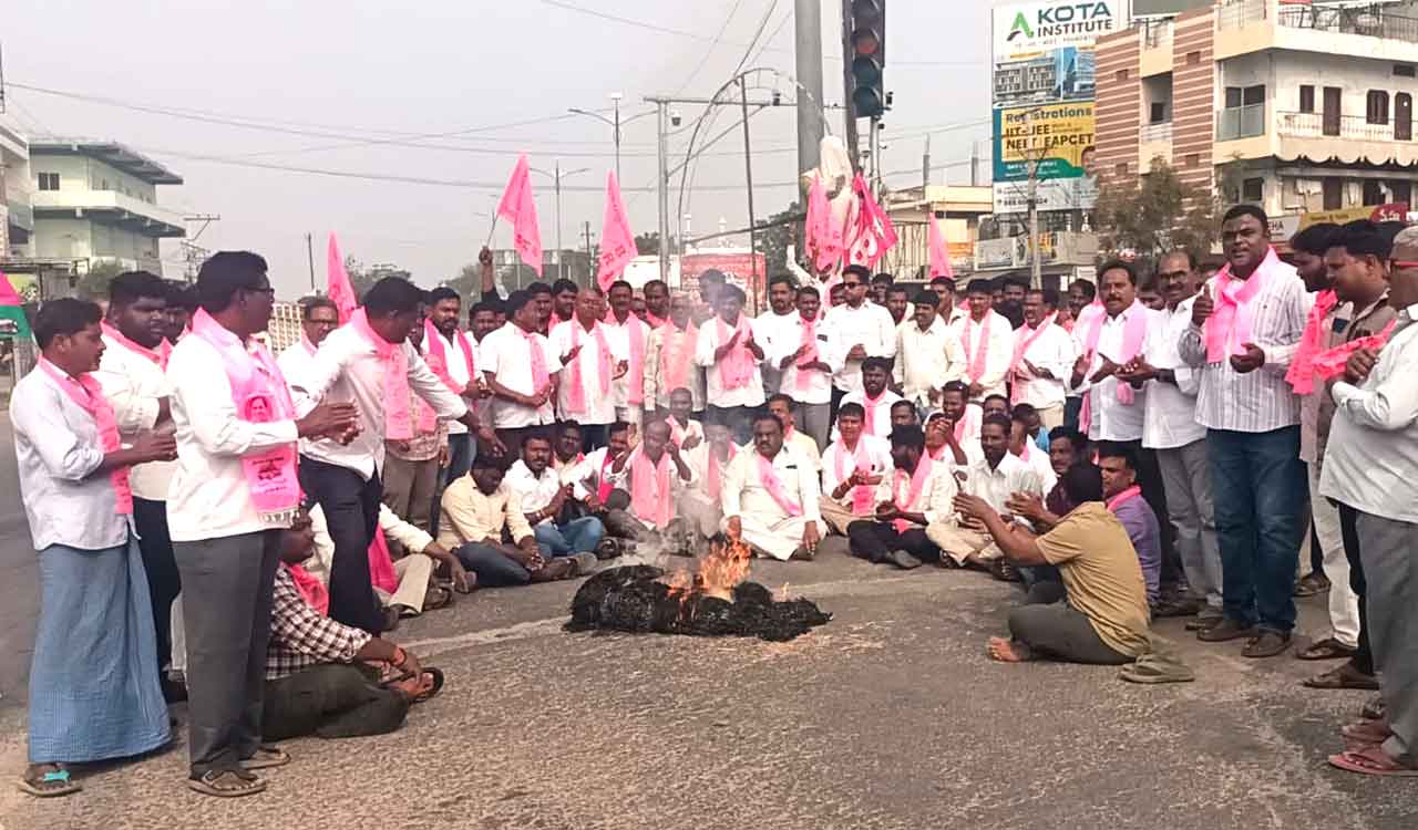 BRS stages protests in Karimnagar region against SIT notices to KCR