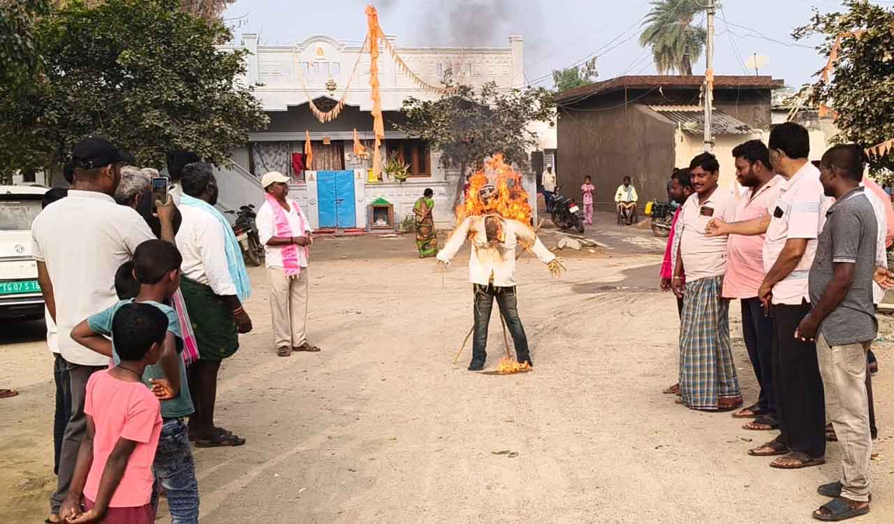 BRS stages protests in Karimnagar region against SIT notices to KCR