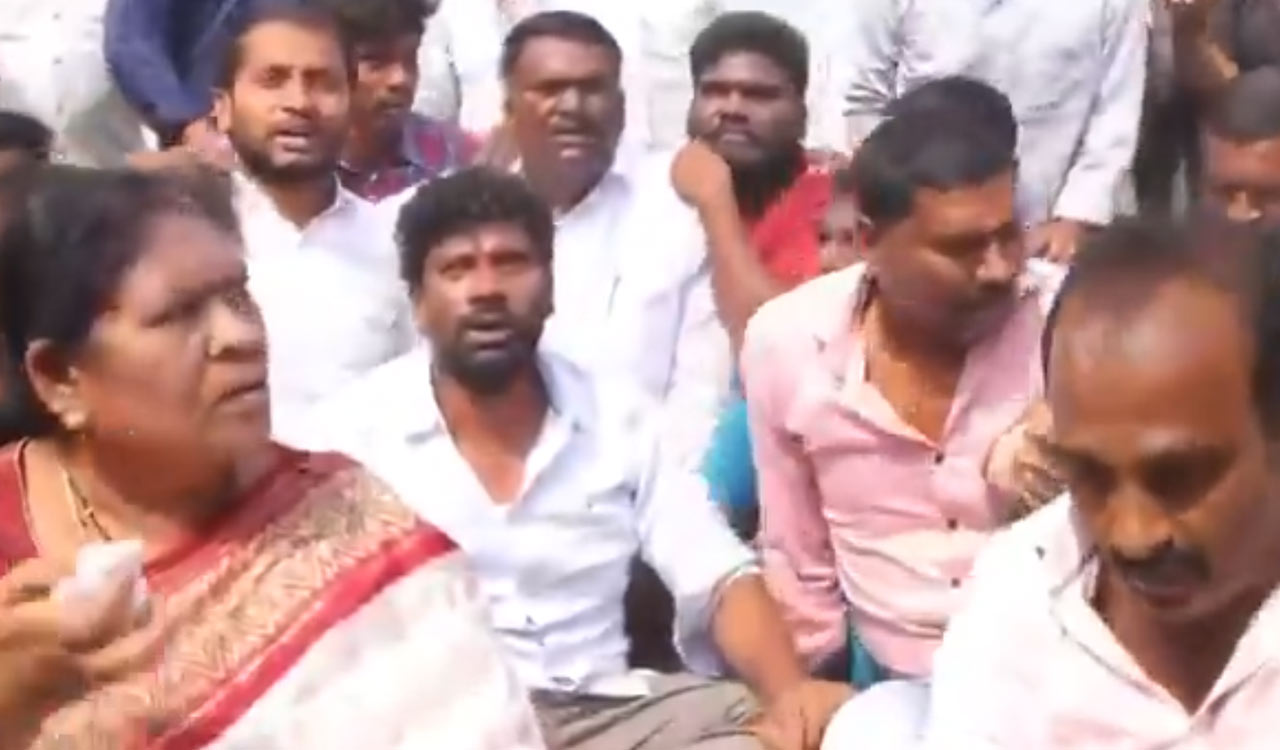 Tension prevails as BRS, Congress confront in Kyathanpalli municipality