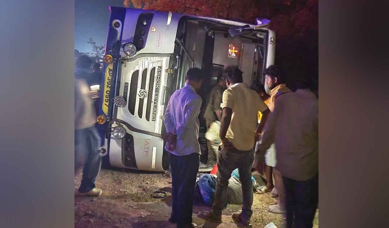 APSRTC bus plunges into roadside ditch in Jogulamba Gadwal, four seriously injured