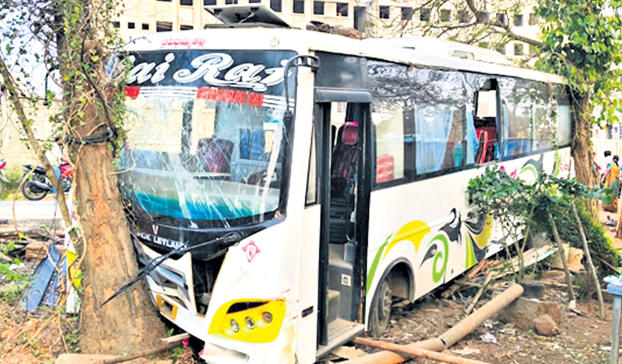 Govt. Medical College students injured as college bus rams into a tree in Kothagudem