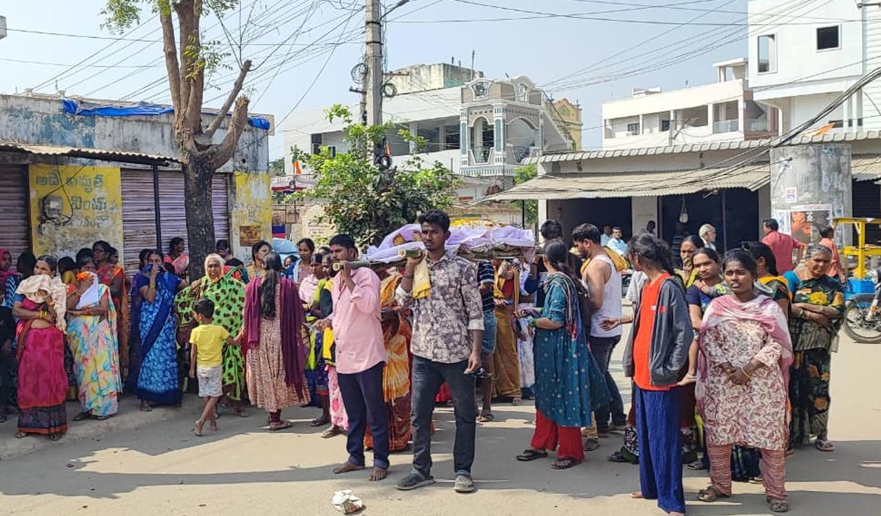 Police stall funeral procession during Uttam Kumar Reddy’s meeting in Korutla