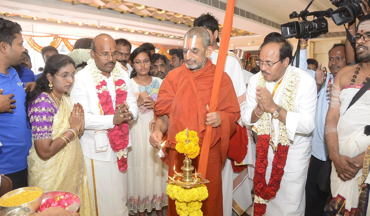 Chinna Jiyar Swami visits Vysyaraju Jewellers showroom in Dilsukhnagar