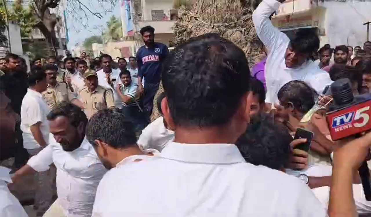 High tension at Thorrur in Mahabubabad as Congress, BRS workers clash
