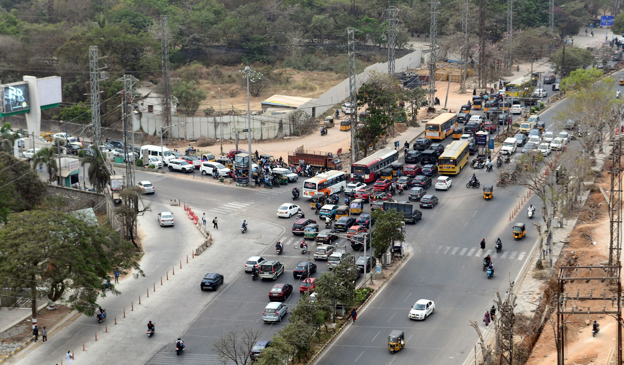 Traffic police adopt ‘wait-and-watch’ strategy as GHMC plans flyovers at IIIT Junction