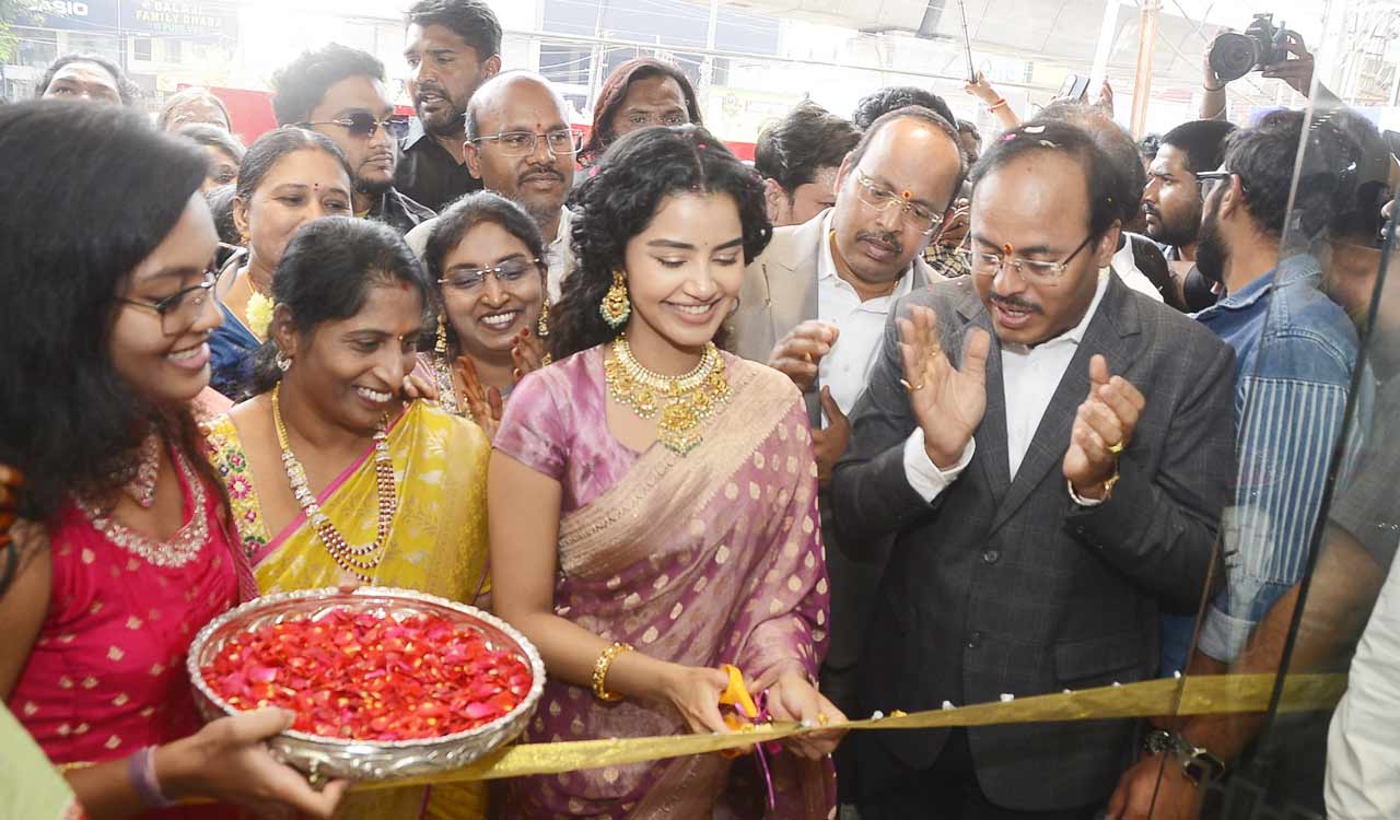 Vysyaraju Jewellers opens new showroom in Dilsukhnagar