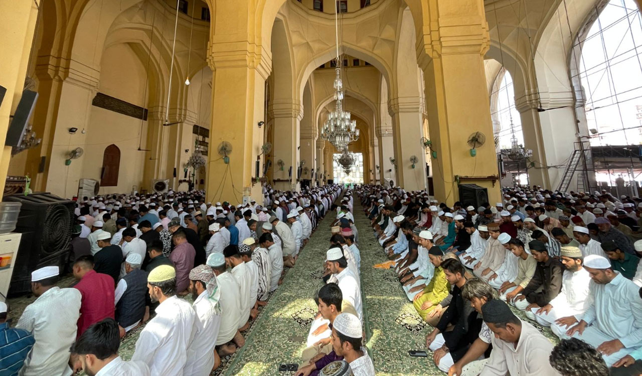 Pious atmosphere at Mecca Masjid as thousands gather for first Namaz-e-Juma of Ramzan