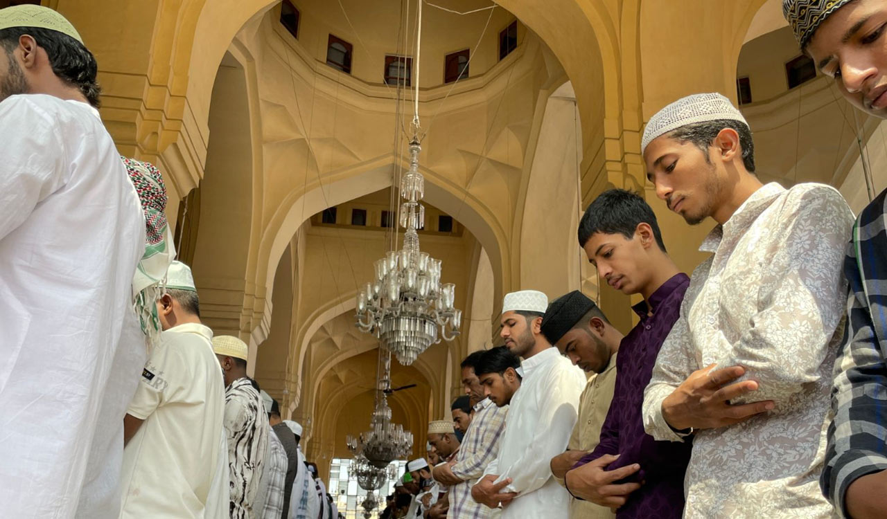 Pious atmosphere at Mecca Masjid as thousands gather for first Namaz-e-Juma of Ramzan