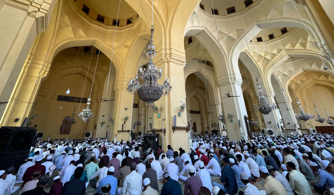 Pious atmosphere at Mecca Masjid as thousands gather for first Namaz-e-Juma of Ramzan