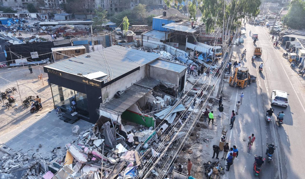 HYDRAA team faces resistance during demolition drive in Khanamet