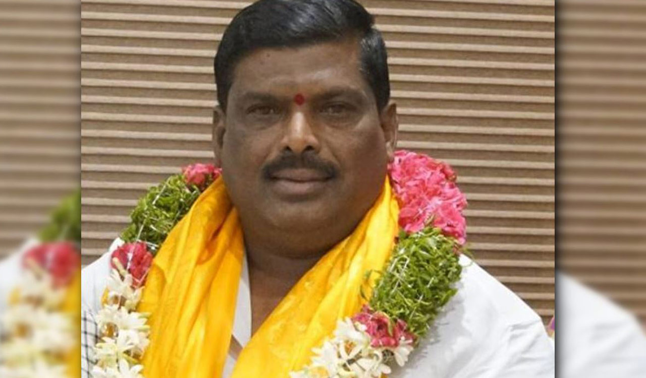 Turncoat MLA Mahipal Reddy canvasses for BRS in municipal polls