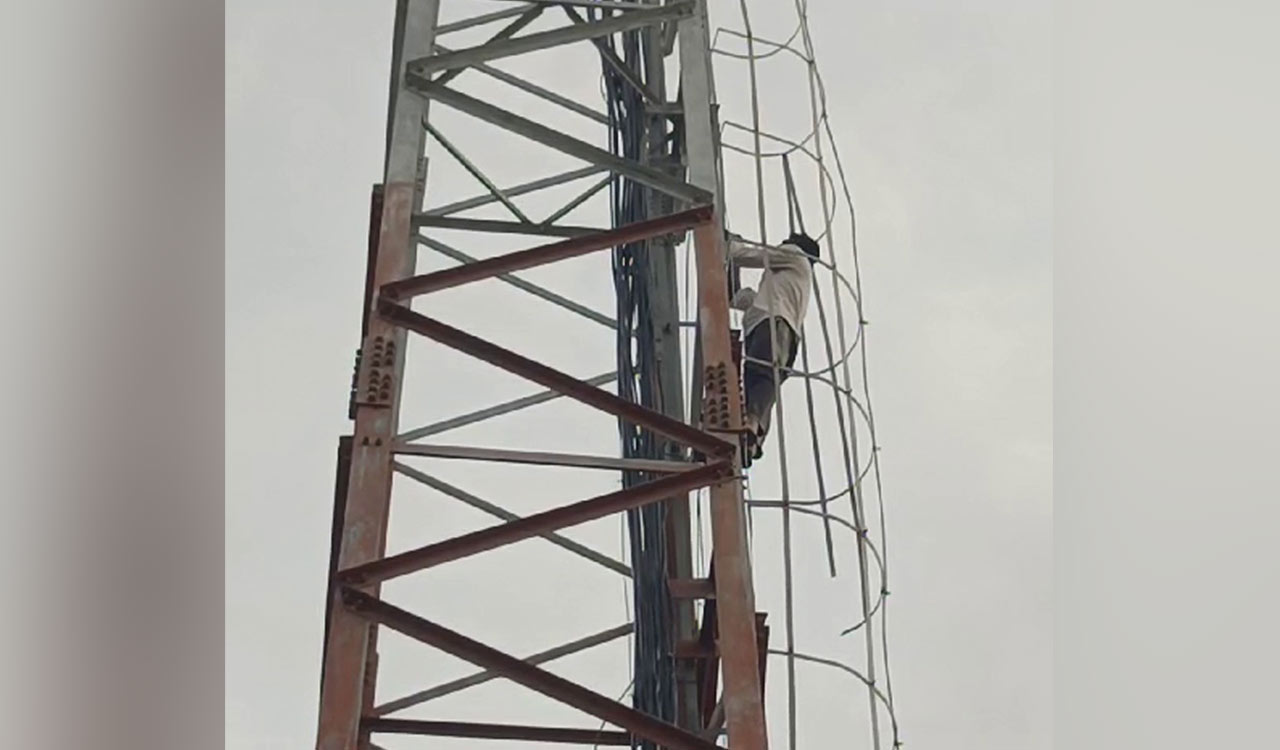Sangareddy: Man climbs tower threatening suicide after losing Rs.4000 in theft