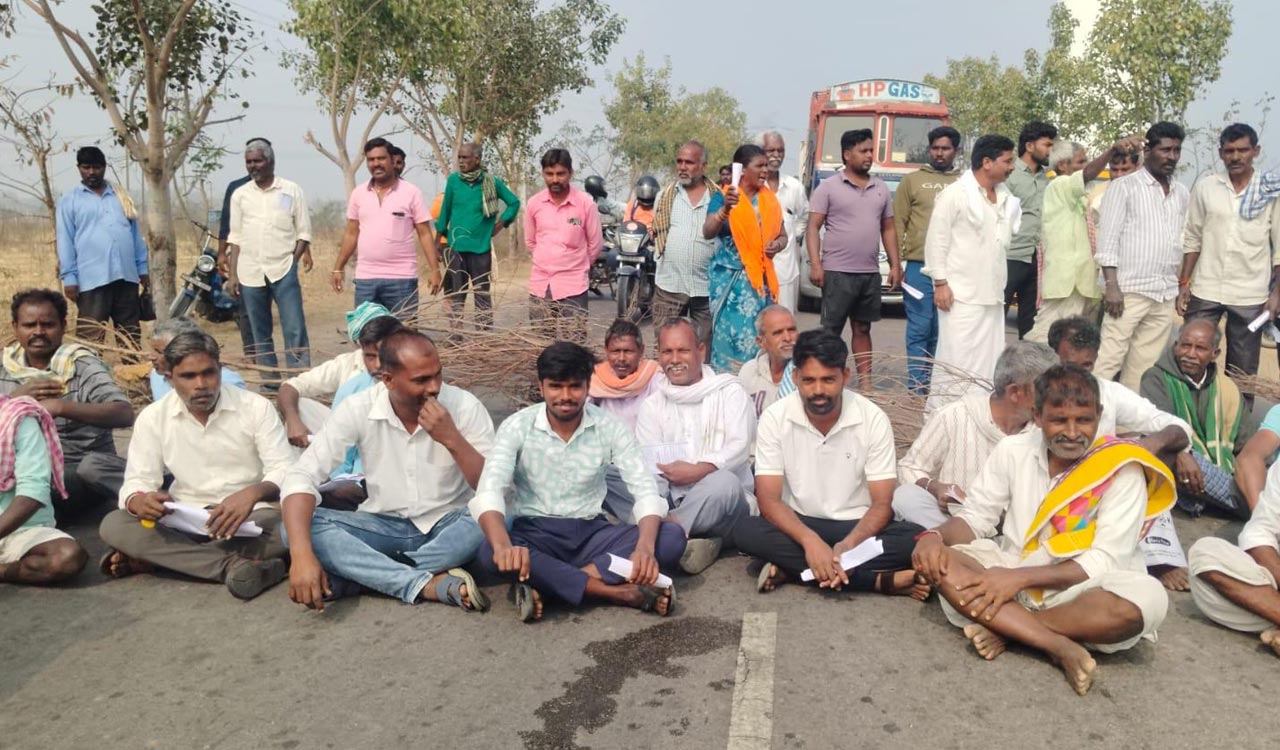 Farmers block road in Medak over fertiliser app glitch