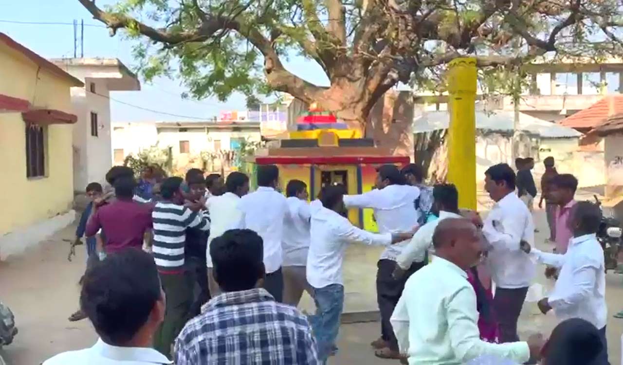 Medak: Tension in Narsapur municipality over alleged cash distribution during polling