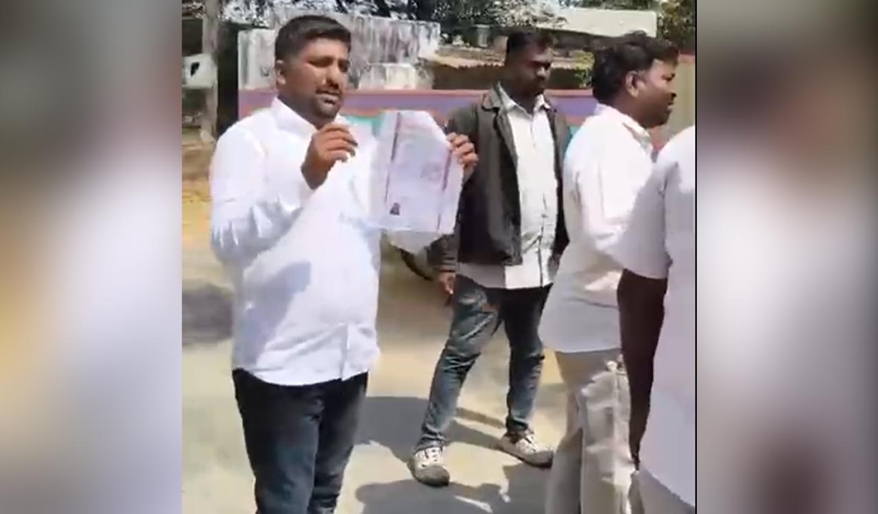 Tension in Nagarkurnool as BRS flags bogus voting, cash distribution by Congress leaders