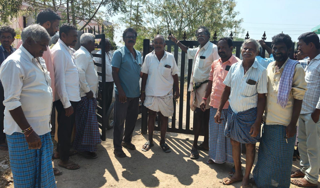 Farmers vent ire at Congress government over urea shortage and app-based booking system