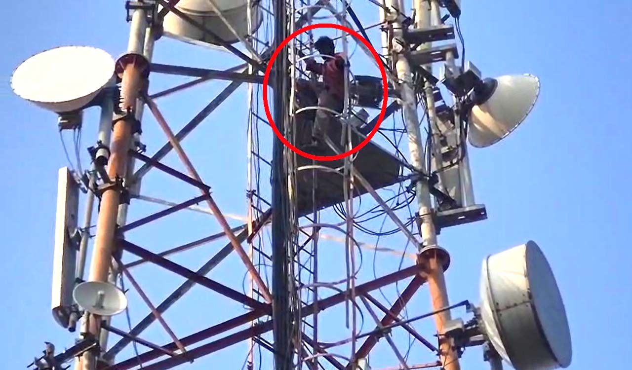 Sangareddy: Man climbs tower threatening suicide after losing Rs.4000 in theft