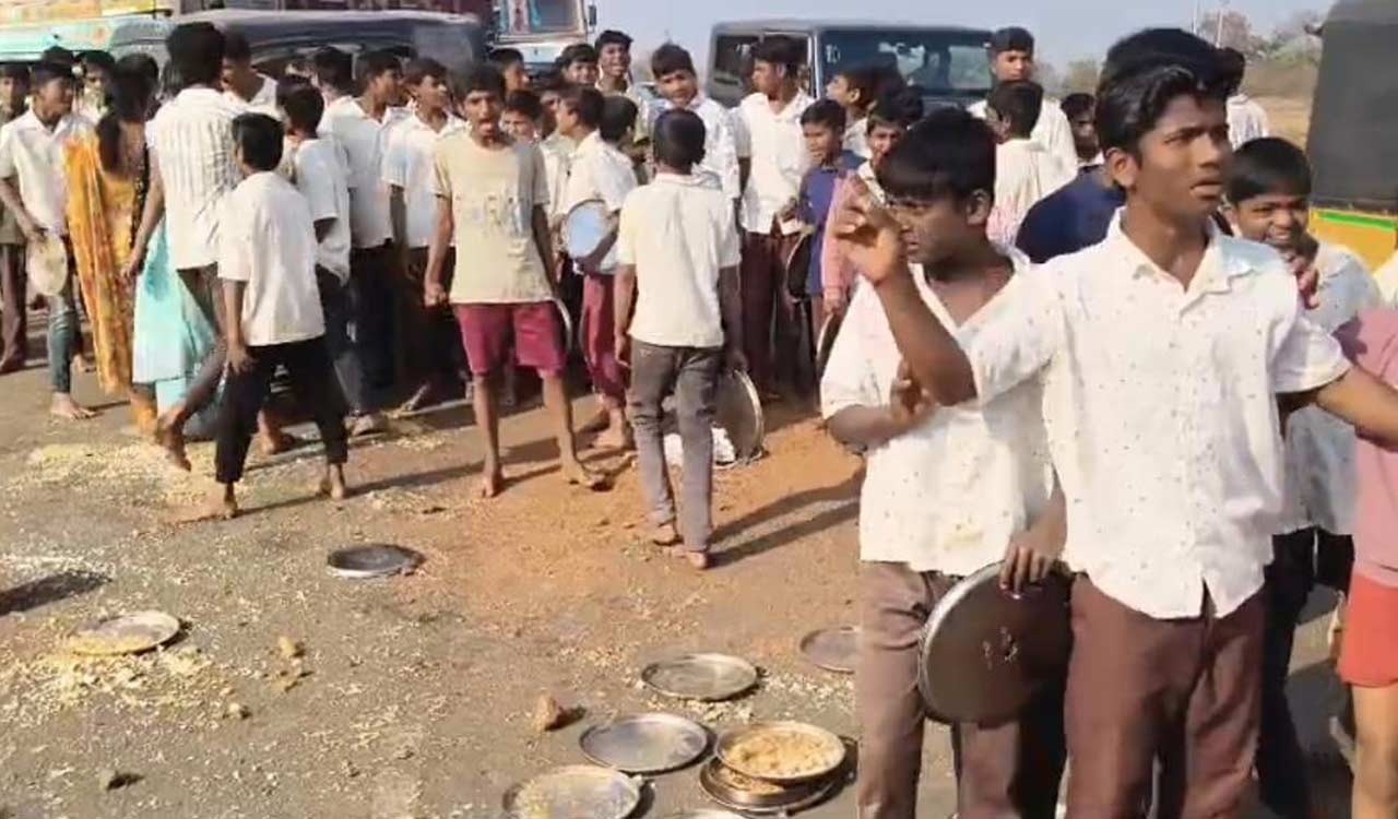 Students protest poor quality food at tribal welfare residential school in Narayankhed